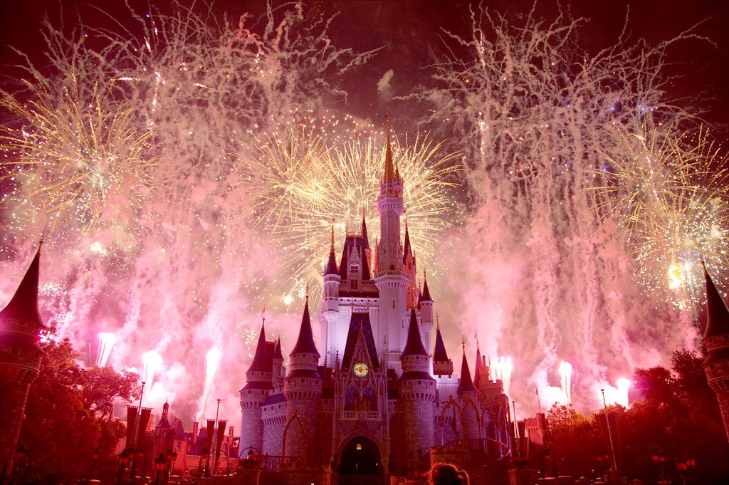 ヒロ A Twitter 1枚目の画像はウォルト ディズニー ワールド のマジックキングダムの花火です 日本では味わえない大迫力 17年5月にスタートした花火ショー ハッピリー エバー アフター ではディズニー映画の名場面がたくさん登場するプロジェクション