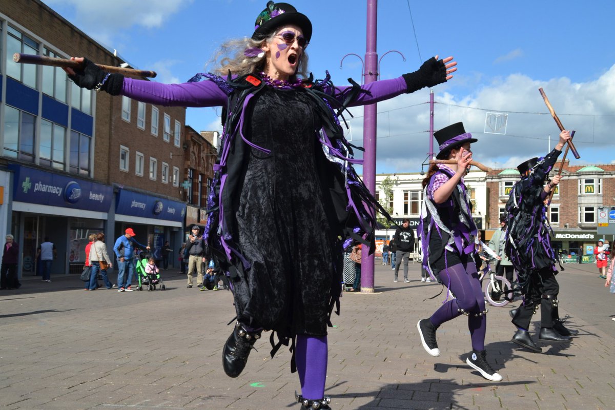 We will be dancing at Picnic in the Park today with Bare Bones. 12.30 and 1.30. You really ought to come along!  @CharnwoodArts @MonWRL