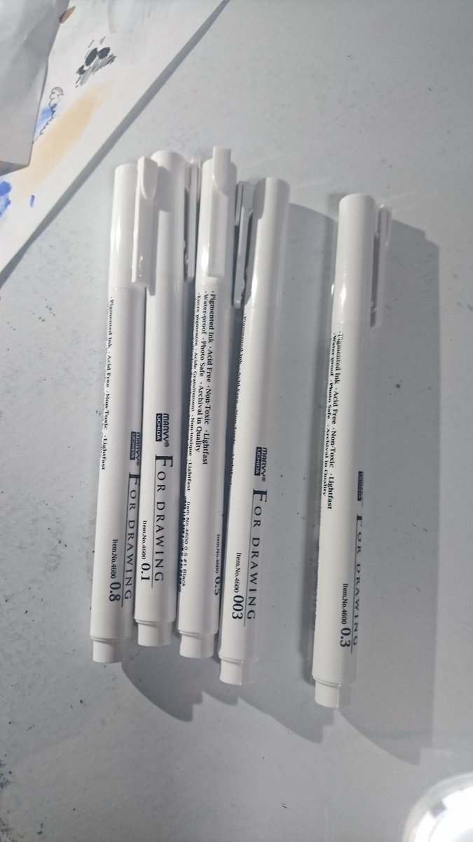 Ail マービーのミリペンを買った ﾏﾙﾁﾗｲﾅｰと同レベルの 耐水 耐有機溶剤性 で ﾏﾙﾁﾗｲﾅｰよりインクがしっかり出る印象 そこらへんはピグマに近いかも ペン先は比較的硬めで ｺﾘｺﾘした感じより ｽｯｽｯっとした 描き味で ﾏﾙﾁﾗｲﾅｰとピグマの良いとこどり の