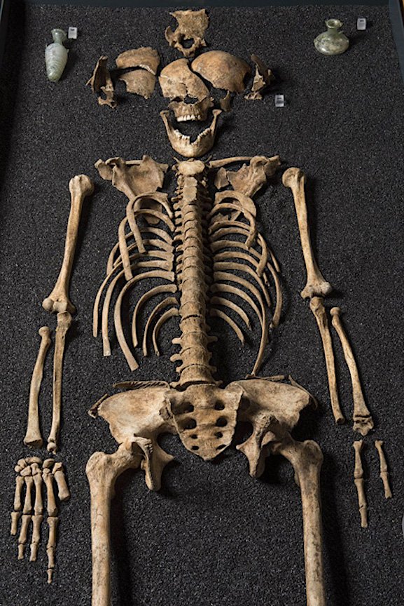 CarolineLawrenc's tweet photo. My possibly crazy theory about the key found in the grave of a 14-year-old Roman girl from South London: https://t.co/IuJ3APBhxD #RomanDead #LantStreetTeen #WombAmulets #apotropaic #Southwark #burials #EverlastingMemory #RomanBritain #Londinium #magic #amwriting #fiction https://t.co/8hJOffqI53