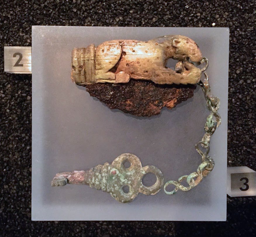 CarolineLawrenc's tweet photo. My possibly crazy theory about the key found in the grave of a 14-year-old Roman girl from South London: https://t.co/IuJ3APBhxD #RomanDead #LantStreetTeen #WombAmulets #apotropaic #Southwark #burials #EverlastingMemory #RomanBritain #Londinium #magic #amwriting #fiction https://t.co/8hJOffqI53