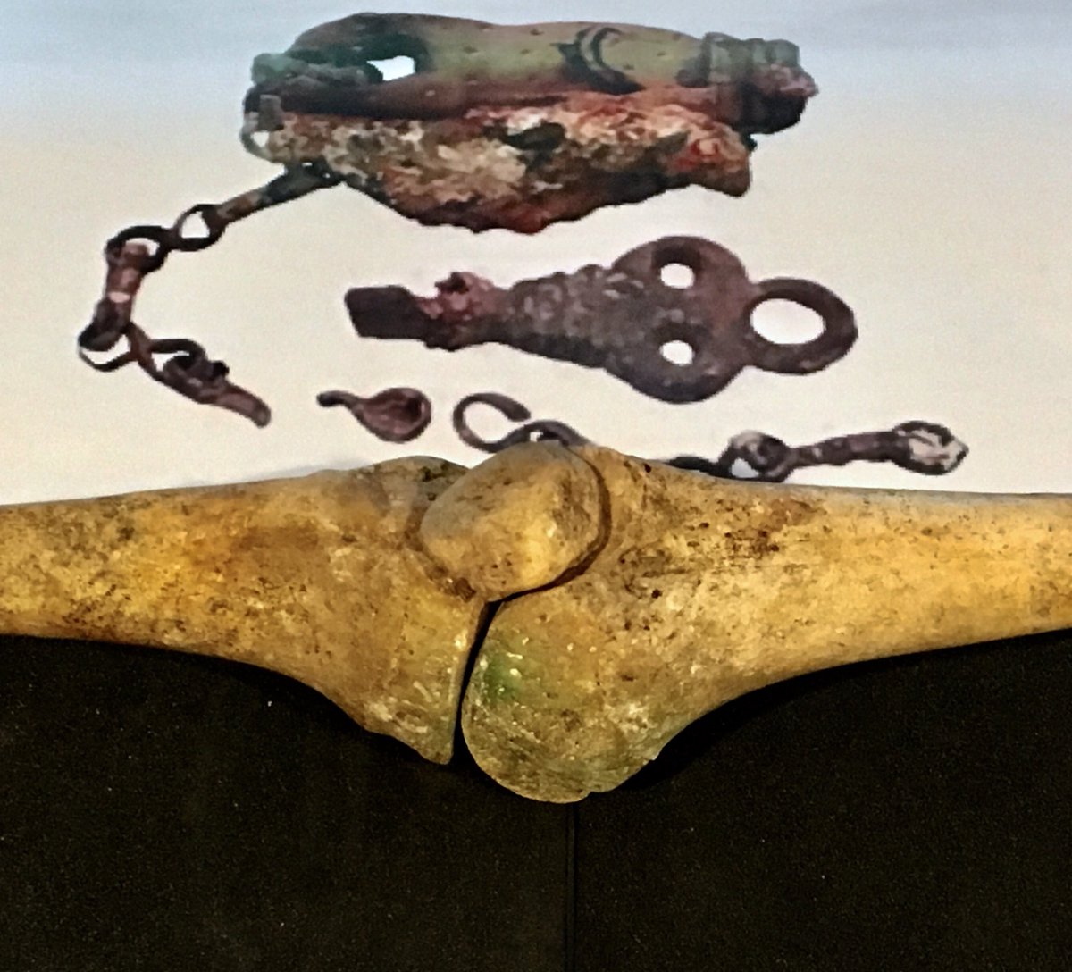 CarolineLawrenc's tweet photo. My possibly crazy theory about the key found in the grave of a 14-year-old Roman girl from South London: https://t.co/IuJ3APBhxD #RomanDead #LantStreetTeen #WombAmulets #apotropaic #Southwark #burials #EverlastingMemory #RomanBritain #Londinium #magic #amwriting #fiction https://t.co/8hJOffqI53