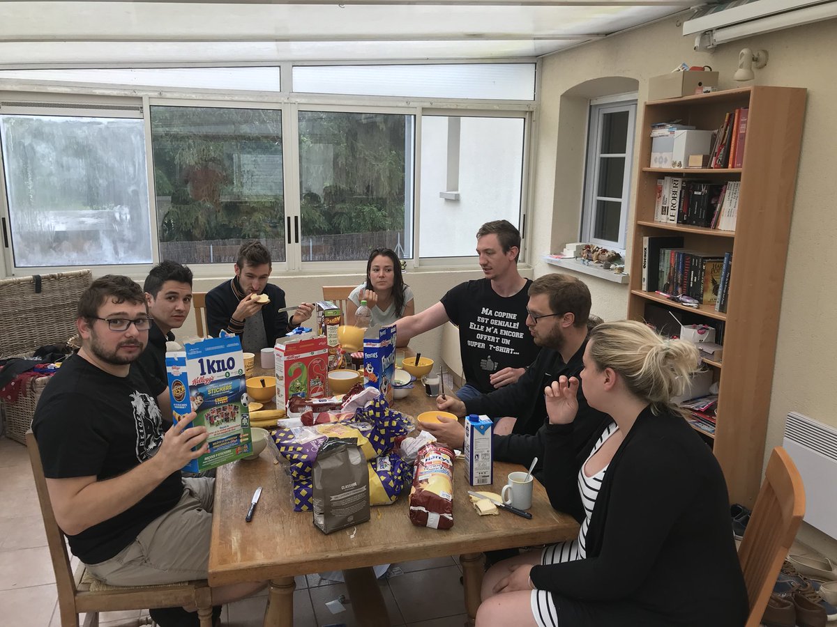 Boule01's tweet photo. Petit dej de champion pour commencer le tournoi sur des bonnes bases #montbazon2018 @Blackhawks_Mons https://t.co/KFqlMiTkZn