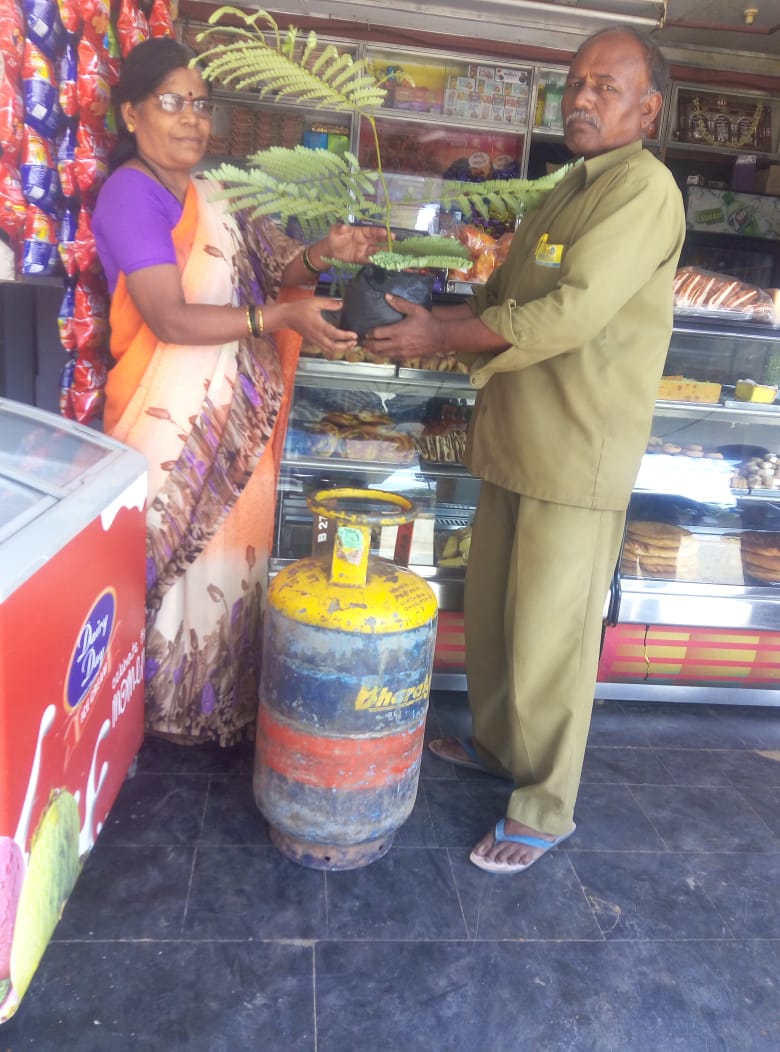 BPCLMangaluru's tweet photo. On the Occasion of World Enviornment day siddeshwara gas Agency planted the sapplings in their Godown and distributed sappling to customers @BPCLimited @ISrinivasRao2 @BPCLSRLPG @pradeepnairBPCL @Nswamy1718 https://t.co/ORKo9IeIXq