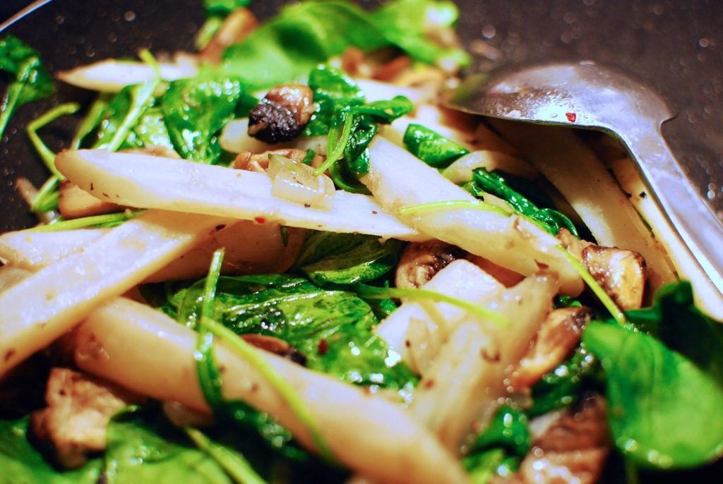 KitchenW's tweet image. Svartrötter med svamp och spenat buff.ly/2EiHtsy #recept #kitchenwihlgaard