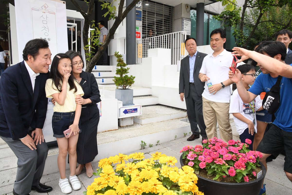 아내와 함께 사전투표. 서울 삼청동. 사전투표제 도입은 민주주의 성숙을, 자기 주소지 투표용지를 전국 어디서든 받아 투표할 수 있는 것은 ICT 발달을 상징합니다. 꼭 투표하세요. 투표하지 않으면 원치 않는 후보가 뽑힐 가능성이 높아집니다.