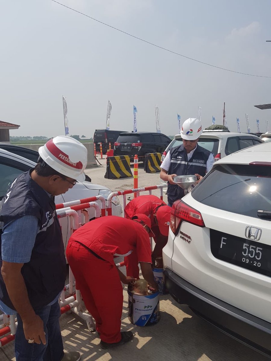 PertaminaRJBT's tweet photo. Dirut Pemasaran Retail PT. Pertamina (Persero) Bpk Masud Khamid, ikut jualan kemasan disalah satu Kiosk Pertamax di Pemalang Jawa Tengah.#mor4sik #KioskPertamax @pertamina https://t.co/i93rJdYDeq
