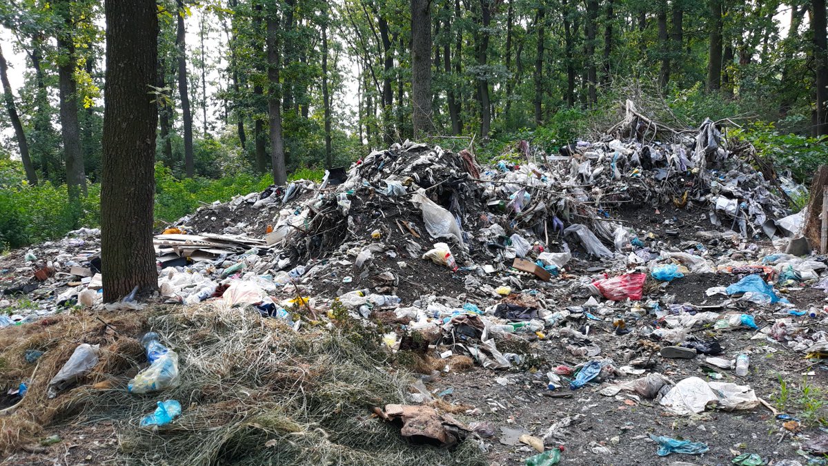 duznbf's tweet photo. Oko mesec i po dana posle trijumfalnog fotografisanja gradskih i  opštinskih službenika pored deponije koja je skoro pa očišćena, tužni  smo što moramo da objavimo da je divlja deponija i dalje tu gde je bila.
@prijavi_problem @lobiinrs @jovicic_alex @Blic_online @PrvaSrpskaTV https://t.co/XMJShefO14