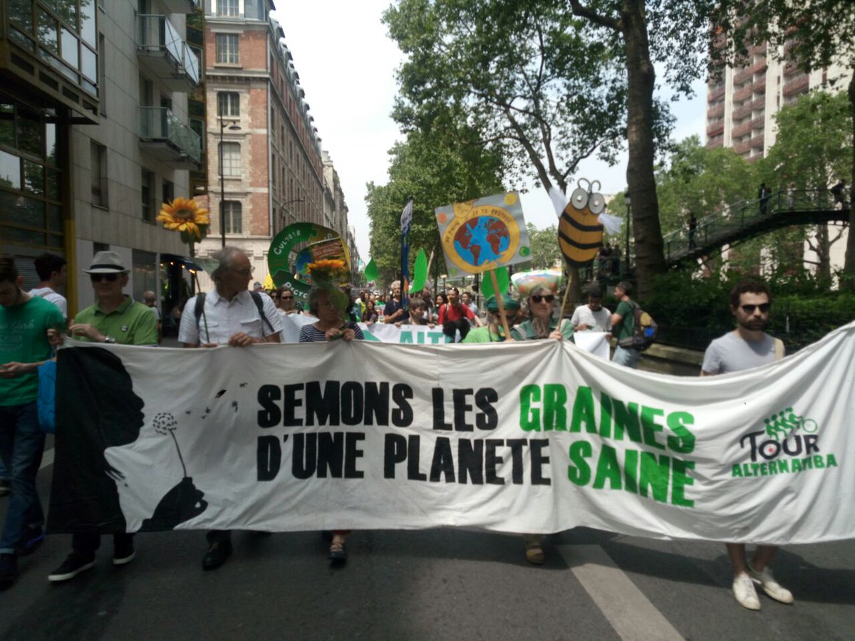 Alternatiba_'s tweet photo. "AL-TER-NATIBA ! LES SOLUTIONS ON LES A !" Ce cortège est chaud bouillant ! 🤘 #TourAlternatiba #GrandDépart https://t.co/ksiNg34r03