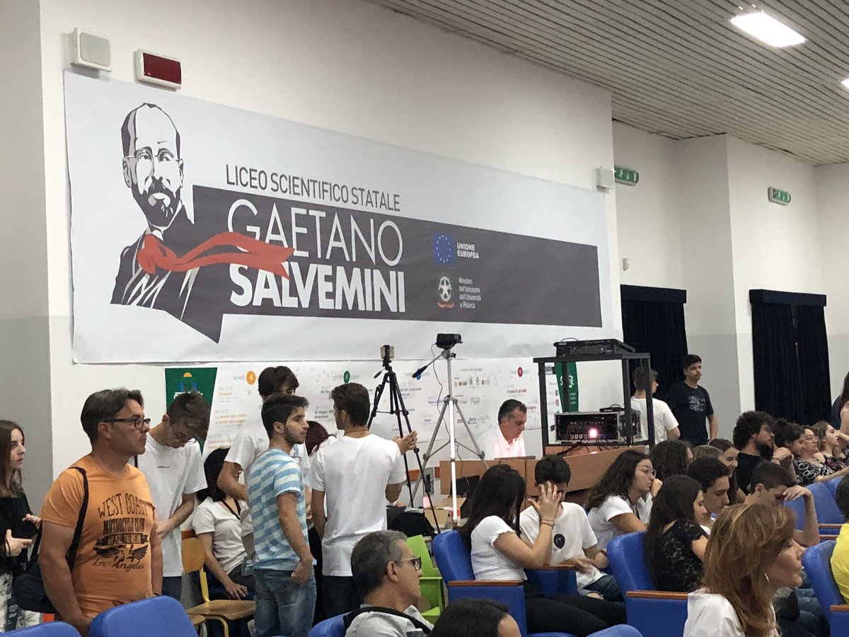 giorgiodemetrio's tweet photo. 5a edizione di #Skené @LiceoSalvemini a #Bari. Tanto impegno civile nei temi al centro delle rappresentazioni teatrali portate in scena dagli studenti: dalla lotta al #bullismo al contrasto alle #mafie. Premio speciale dedicato alla memoria di #StefanoFumarulo @TgrRaiPuglia https://t.co/8v0DMG2HWQ