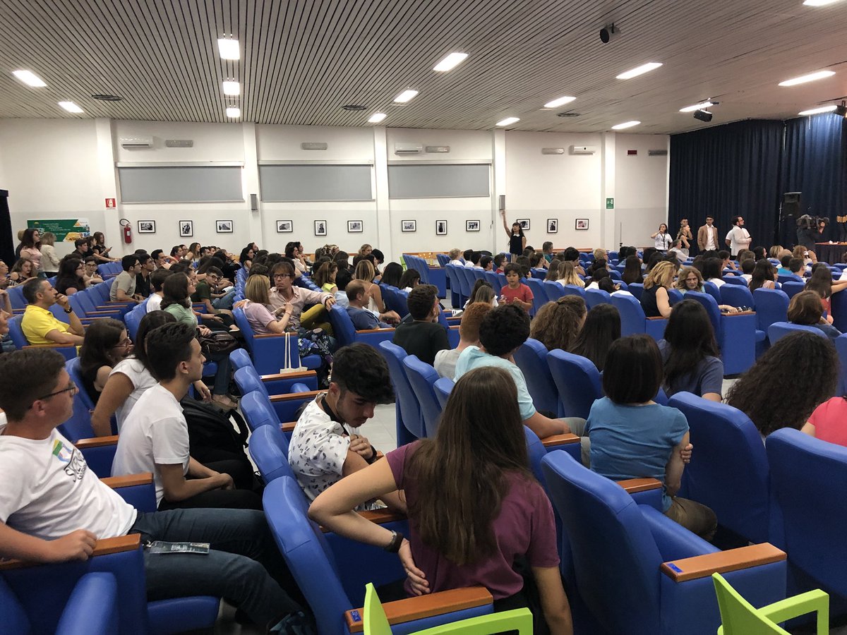 giorgiodemetrio's tweet photo. 5a edizione di #Skené @LiceoSalvemini a #Bari. Tanto impegno civile nei temi al centro delle rappresentazioni teatrali portate in scena dagli studenti: dalla lotta al #bullismo al contrasto alle #mafie. Premio speciale dedicato alla memoria di #StefanoFumarulo @TgrRaiPuglia https://t.co/8v0DMG2HWQ