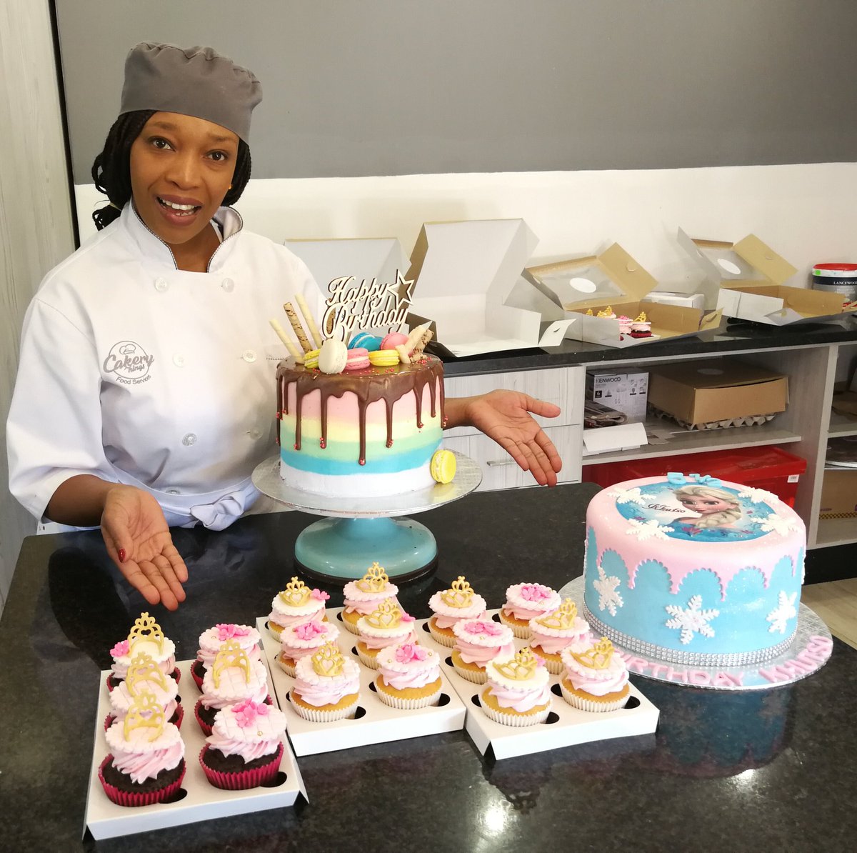 CakeryThings's tweet photo. As i get ready for thd road..#cakeonbord #cakerythings #birthdaycake #cupcakes #pastrychef https://t.co/vhUWy8vWEr