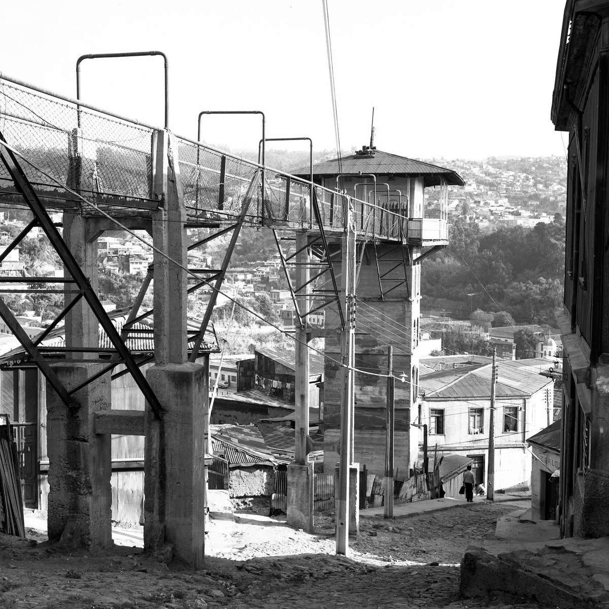RenzoVaccarezza's tweet photo. Hoy se cumplen los 102 años del Ascensor Polanco de #Valparaíso. Con un túnel de 150 mts, y un puente de 48 mts que se conecta con la torre. https://t.co/8NY17IiFqS