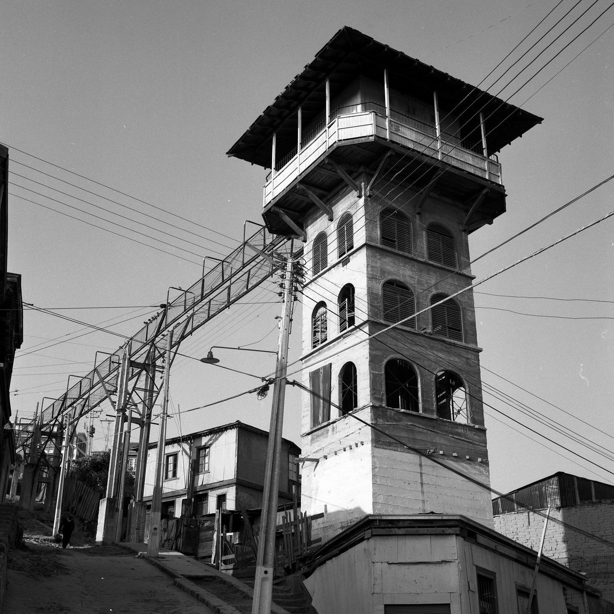 RenzoVaccarezza's tweet photo. Hoy se cumplen los 102 años del Ascensor Polanco de #Valparaíso. Con un túnel de 150 mts, y un puente de 48 mts que se conecta con la torre. https://t.co/8NY17IiFqS