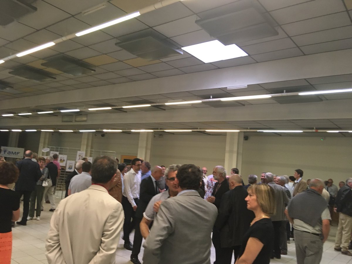 karimDinari's tweet photo. Riche moment d’échanges autour des enjeux des communes nouvelles à l’assemblée générale de #AMF16 à Champniers en #Charente. @OrangeNvAquit toujours au plus près des #Coltter. https://t.co/wucwdLKLW6