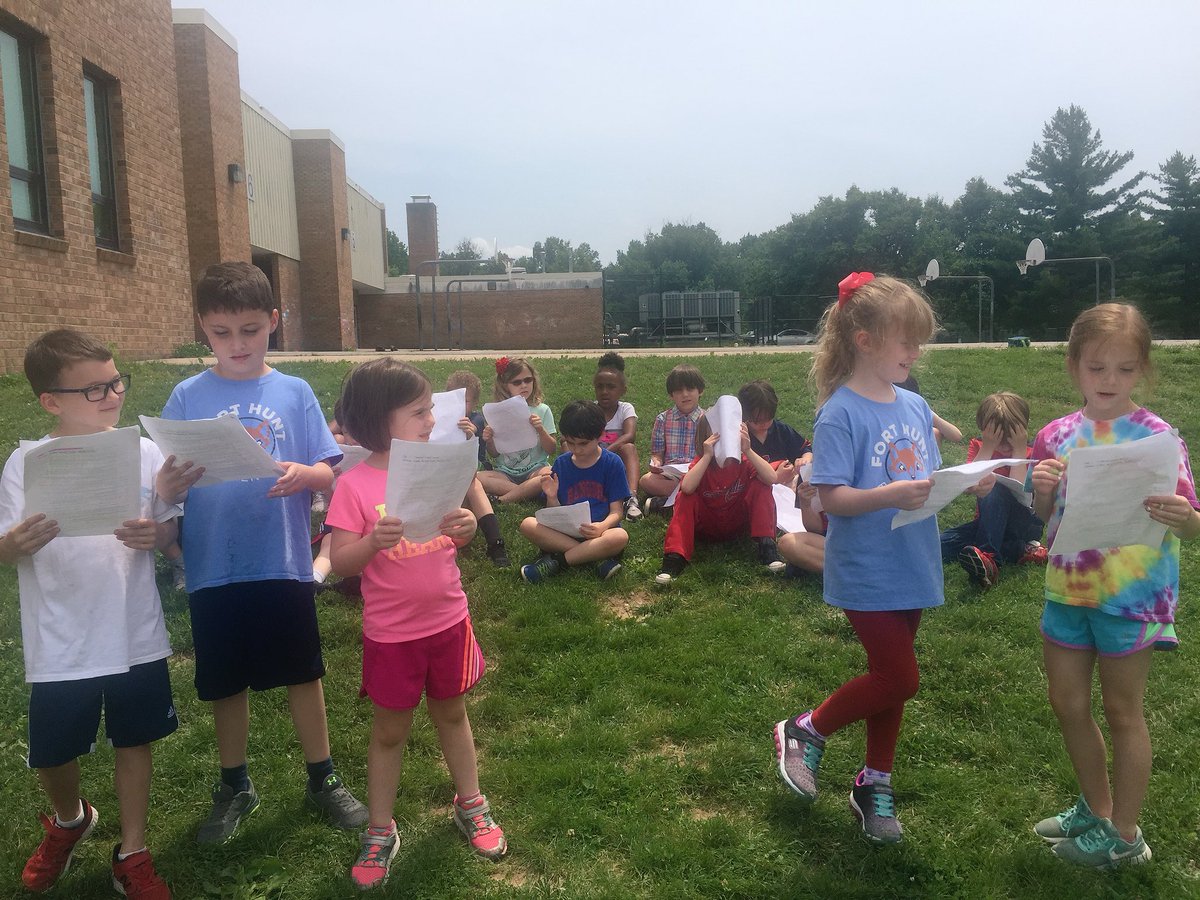 MrsMorrisFHES's tweet photo. Practicing our Readers Theater outside! #Stellaluna #fhesfoxes @FortHuntES https://t.co/QnoGQirlbh