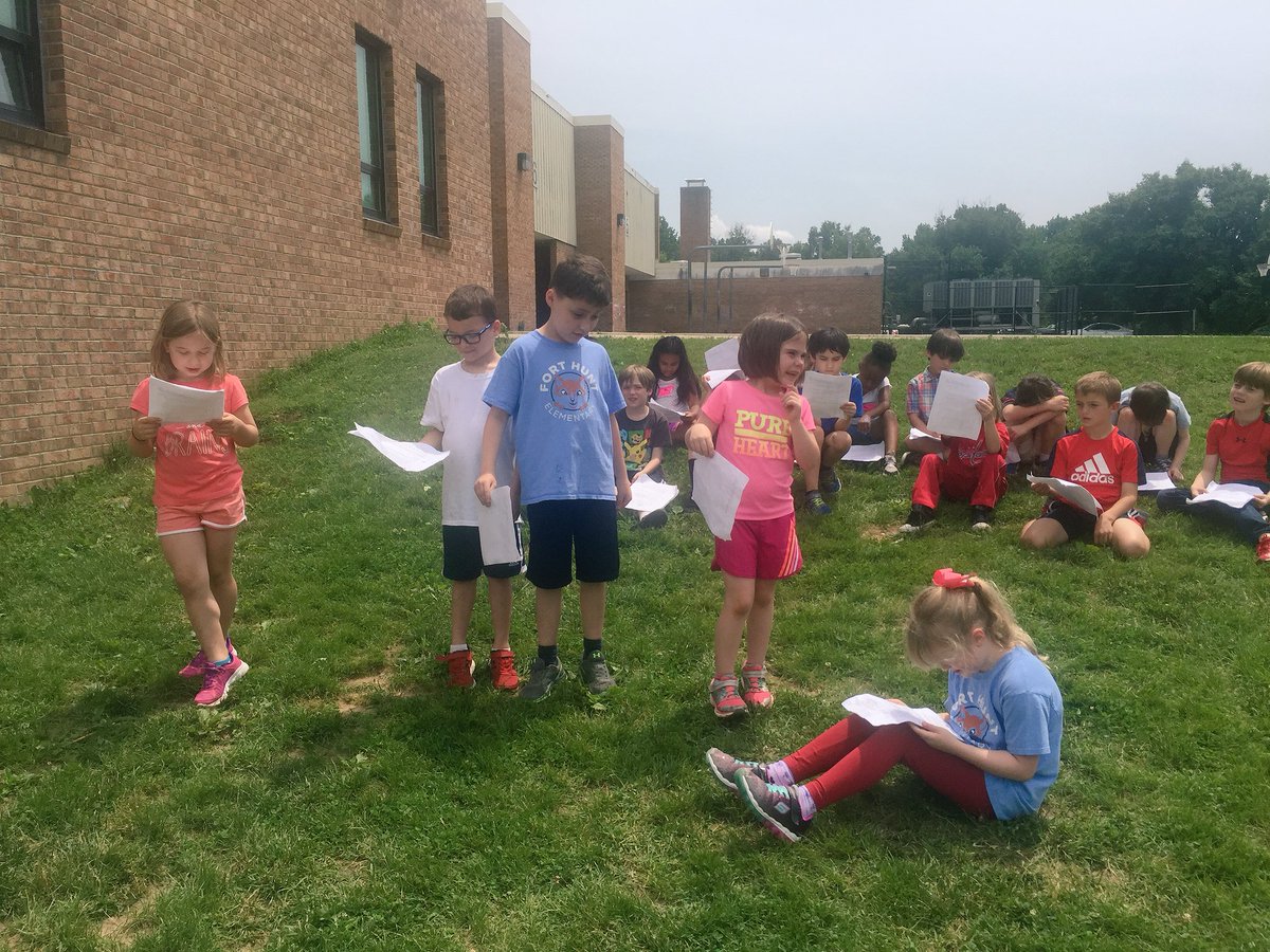 MrsMorrisFHES's tweet photo. Practicing our Readers Theater outside! #Stellaluna #fhesfoxes @FortHuntES https://t.co/QnoGQirlbh