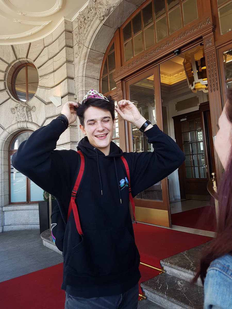 floweeytb's tweet photo. LOOK AT HIM HE'S THE MOST BEAUTIFUL PRINCESS https://t.co/uVINK07E6r