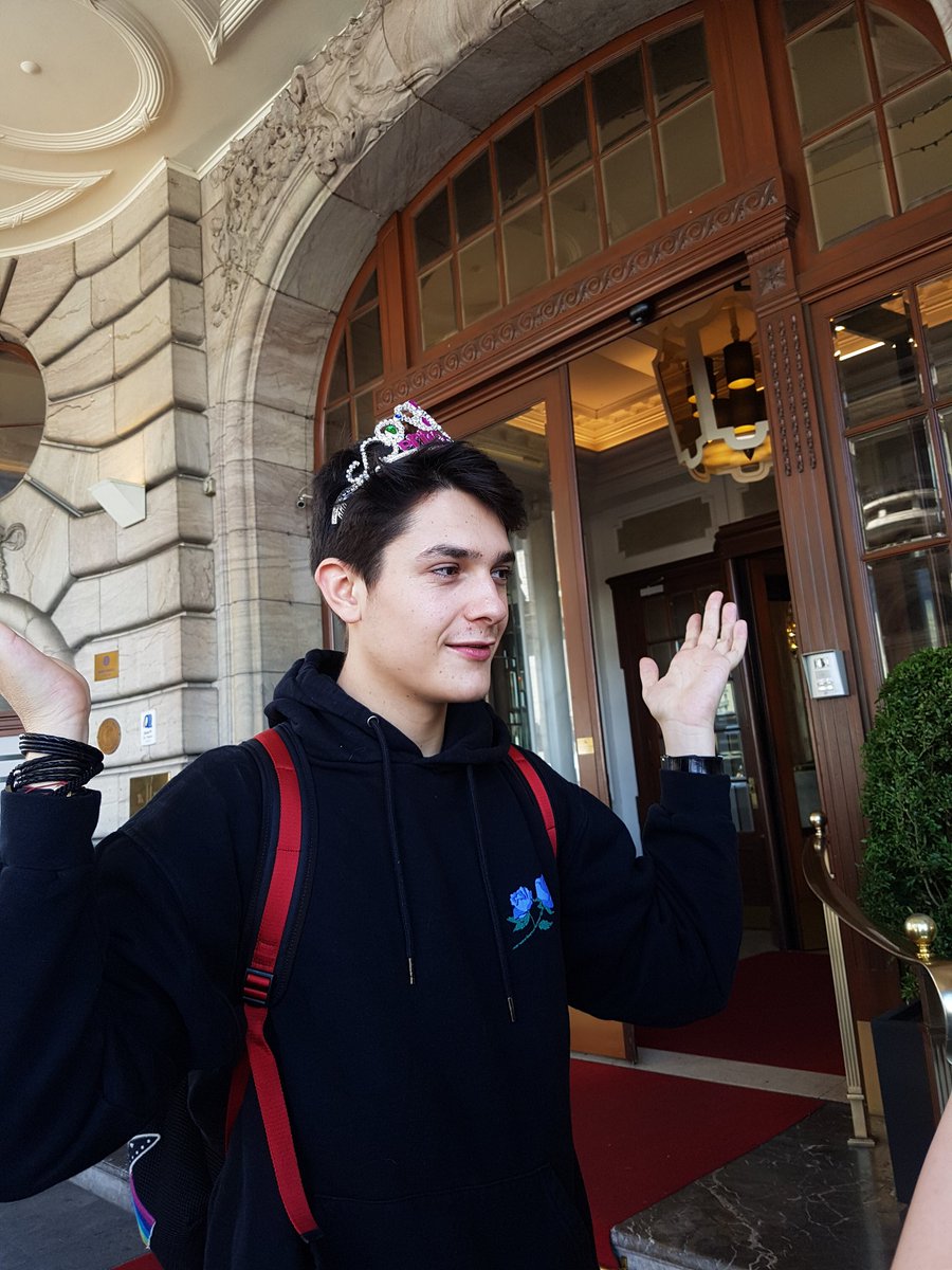 floweeytb's tweet photo. LOOK AT HIM HE'S THE MOST BEAUTIFUL PRINCESS https://t.co/uVINK07E6r