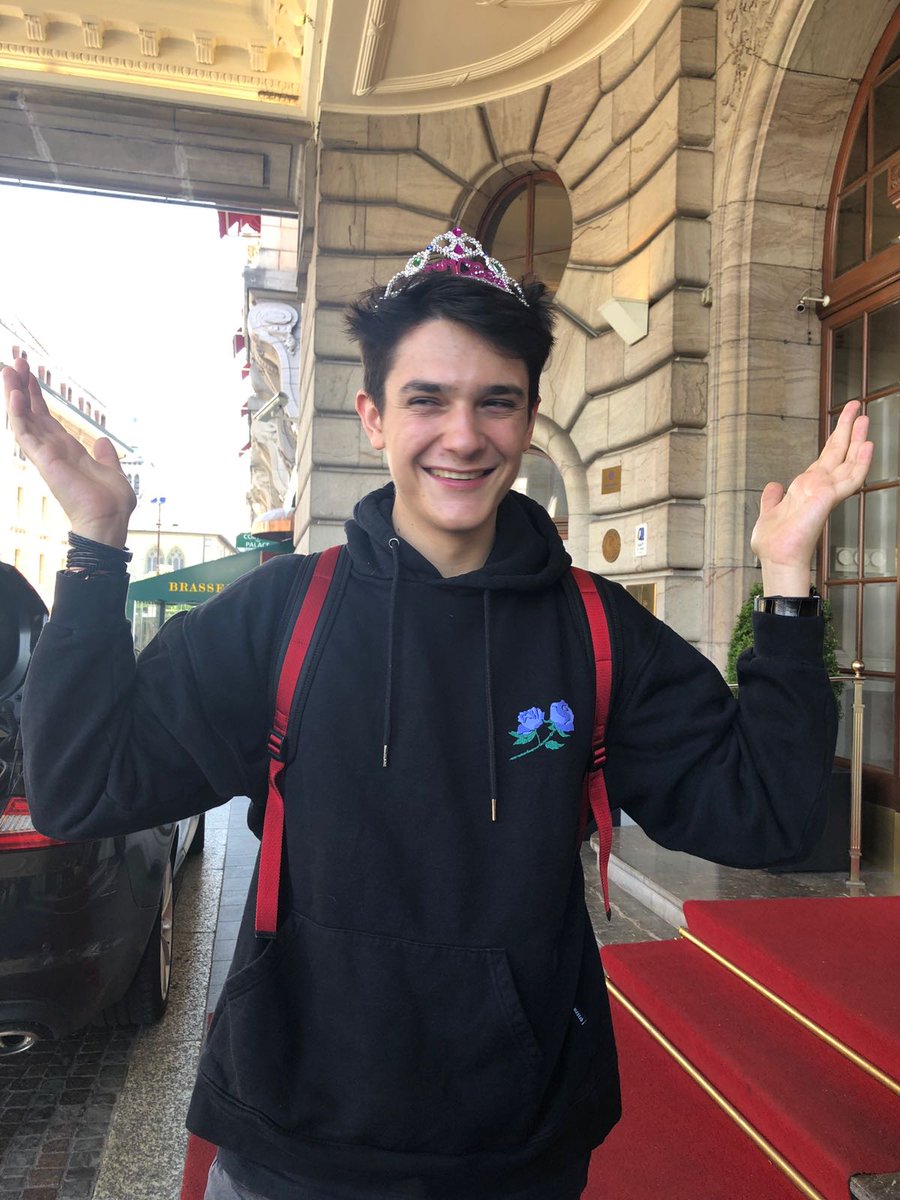 floweeytb's tweet photo. LOOK AT HIM HE'S THE MOST BEAUTIFUL PRINCESS https://t.co/uVINK07E6r