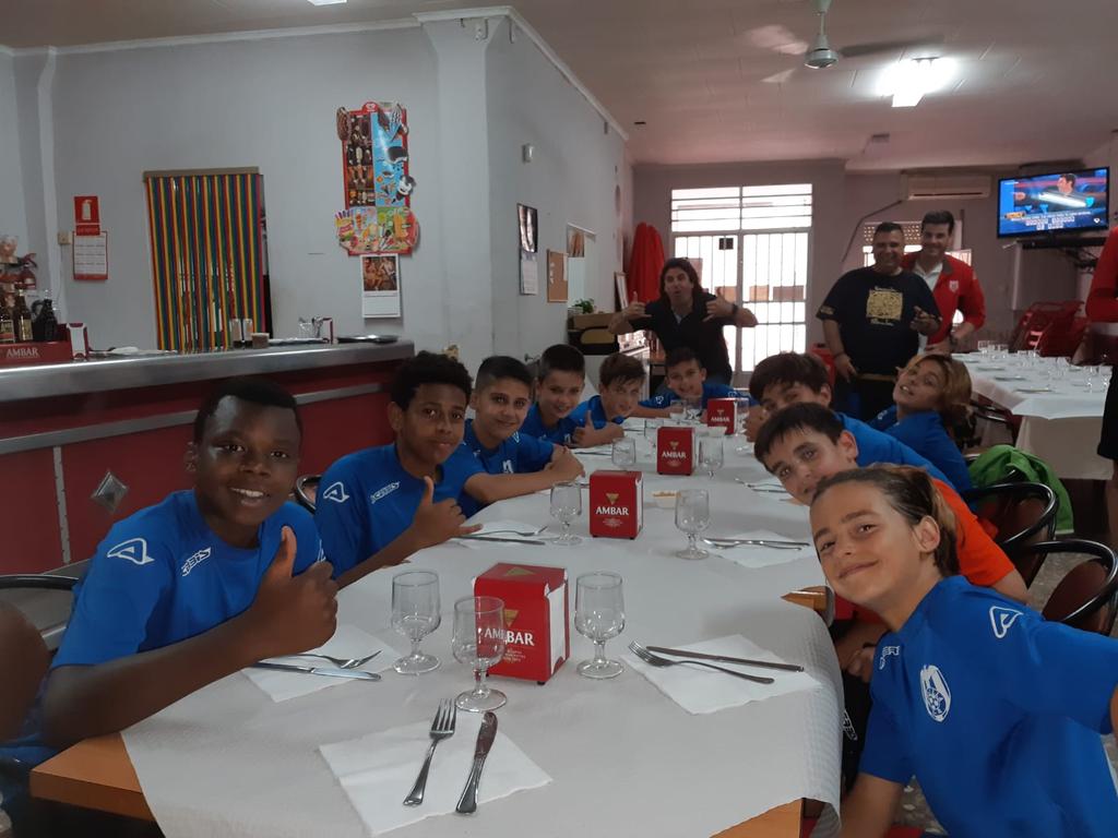 CesarTB6's tweet photo. comida de equipo con padres y cuerpo técnico #Torneo #Llauri
@greenteam_AC @cdmalilla2014 https://t.co/9lA4ABoDnQ