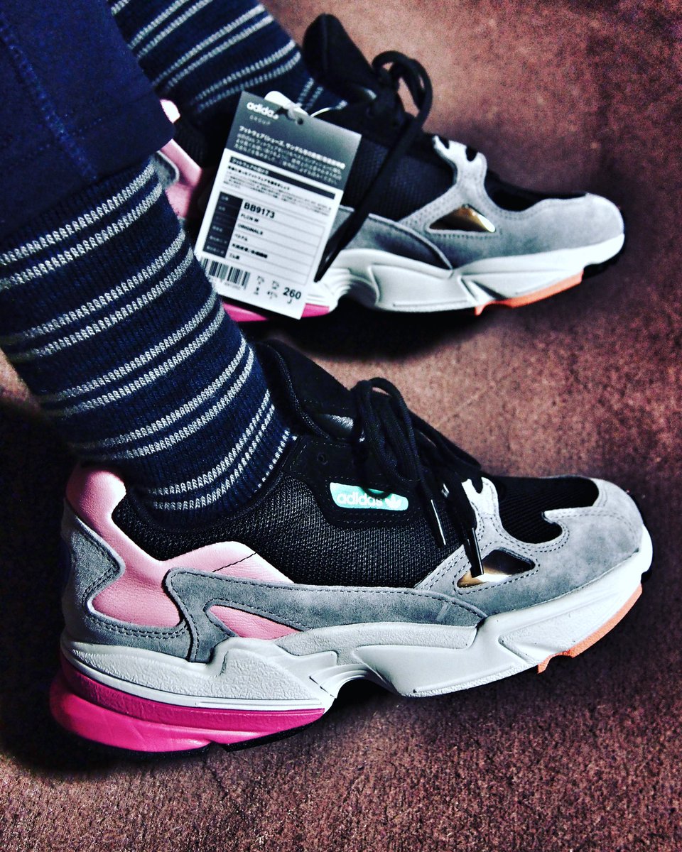 nicola5kj's tweet photo. 買えたー!フリマアプリだったけどそこまで高くなかったしかわいいし、超ダッド!
#adidas #adidasOriginals #adidasfalconw #falconw #dadshoes https://t.co/fDxYx4WEYG