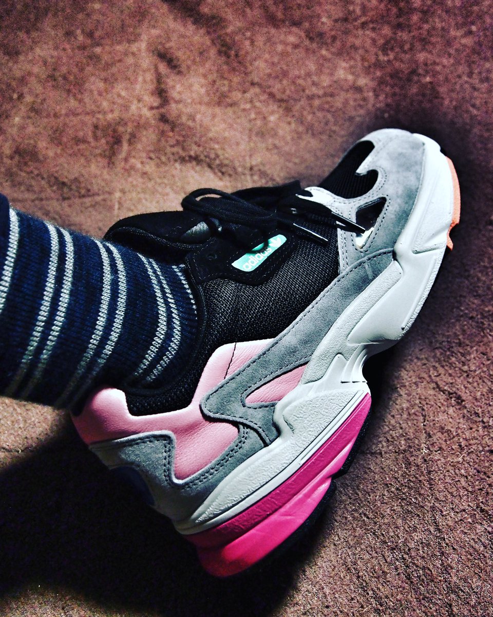 nicola5kj's tweet photo. 買えたー!フリマアプリだったけどそこまで高くなかったしかわいいし、超ダッド!
#adidas #adidasOriginals #adidasfalconw #falconw #dadshoes https://t.co/fDxYx4WEYG