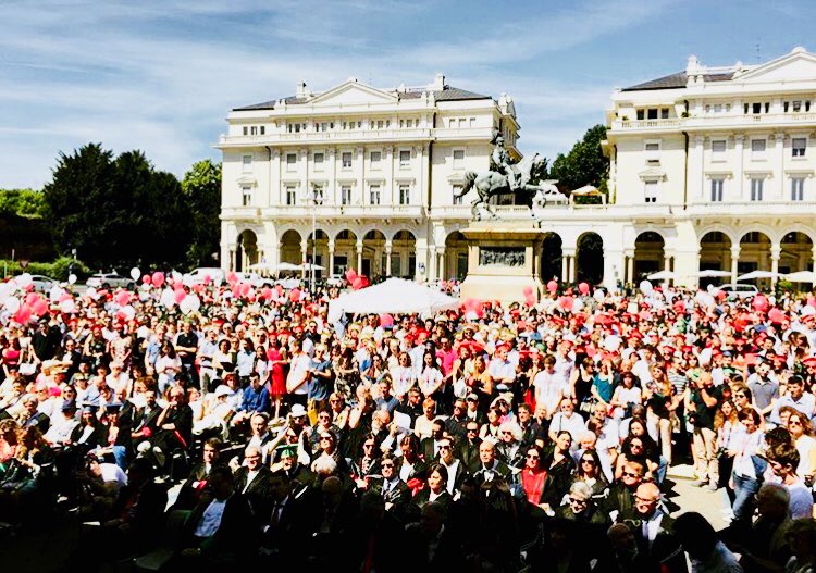 augferrari's tweet photo. Questa mattina abbiamo partecipato al consueto evento #GraduationDay dell’ @UniAvogadro che ha visto la città invasa dai giovani laureati.
Con la speranza che i professori abbiamo portato in voi il desiderio del sapere, buona festa!
#piemonteincircolo
#gradday18
#potercambiare https://t.co/VetziNgY8W