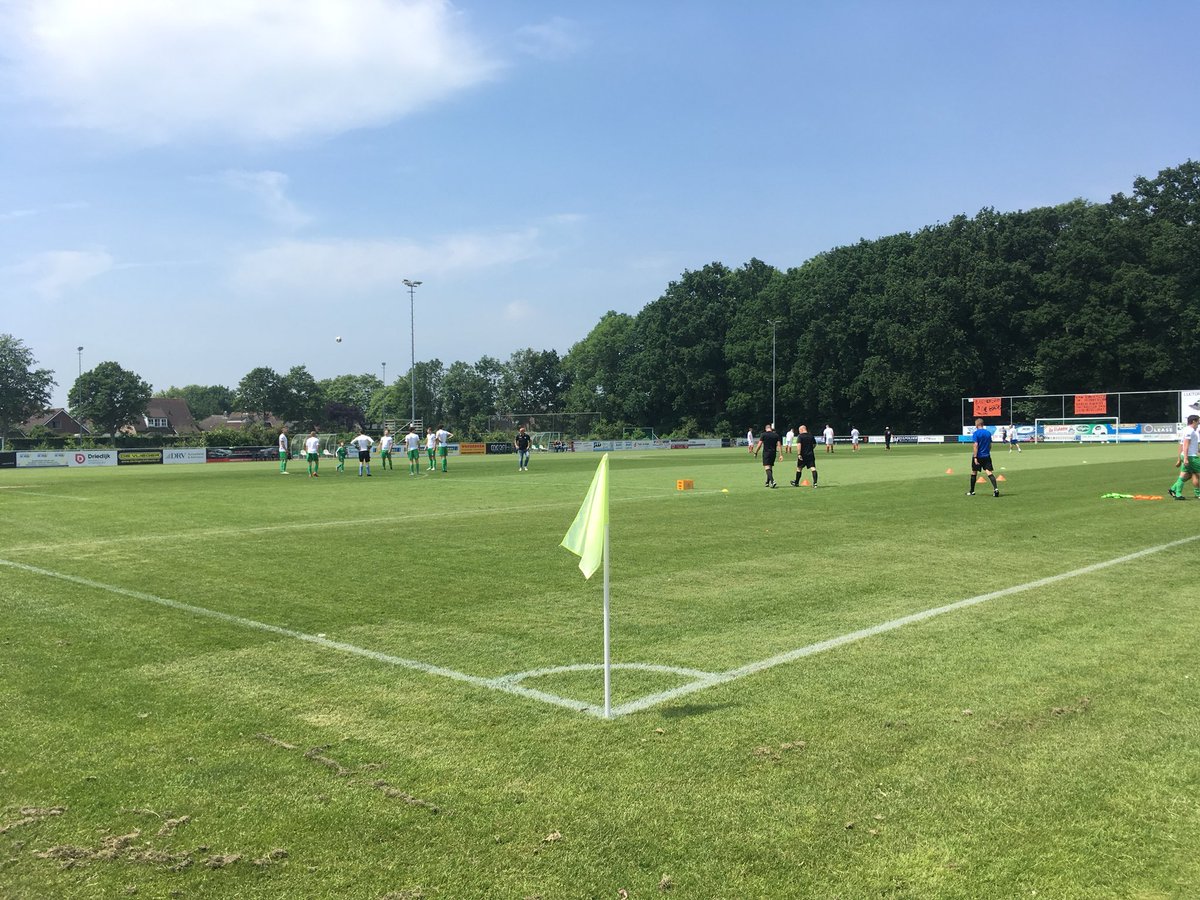 In Heinkenszand voor het treffen tussen <a href="/LuctorHzand/">Luctor Heinkenszand</a> en <a href="/VVLebo/">vv Lewedorpse Boys</a>. De winnaar speelt volgend seizoen in de derde klasse. Aftrap over een half uurtje.