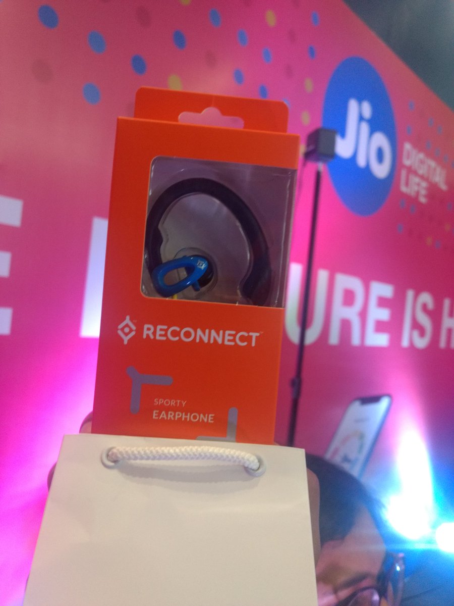shrukir's tweet photo. Free goodies given to all 600+ #Codeglatiator coding challenge participants by the #Jio team
#Dhandhanadhan

#TechGigCodeGladiators2018 
#JioTechGig https://t.co/nL4ElqshMW