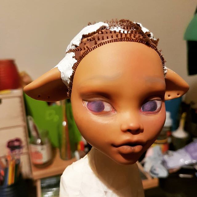 ChesshireGryn's tweet photo. Because part-way through a #faceup is the best time to decide to move her ears.
.
#wip #mhdoll #monsterhighdoll #dollmods #clawdeenwolf #customdoll #ooak #ooakdoll https://t.co/khmWTiVbKr https://t.co/SfFepIpNuu