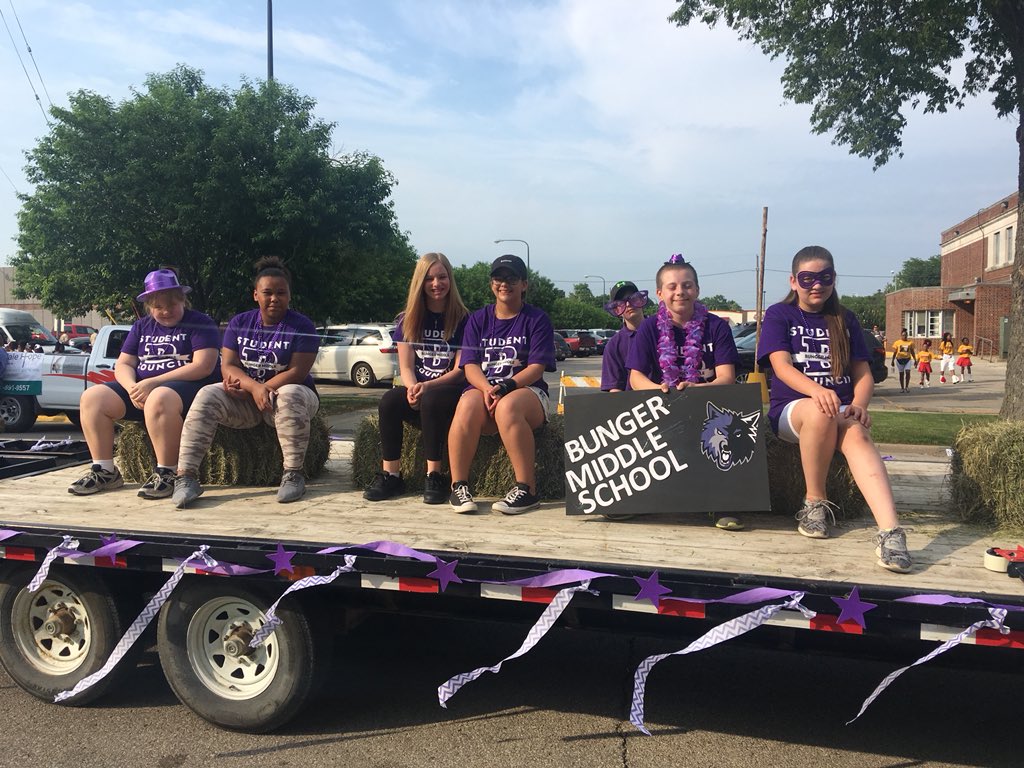 BungerStuCo's tweet photo. Representing at the My Waterloo Days Parade!! #BungerStuCo #WolvesLead https://t.co/8Dkm8RKlP9