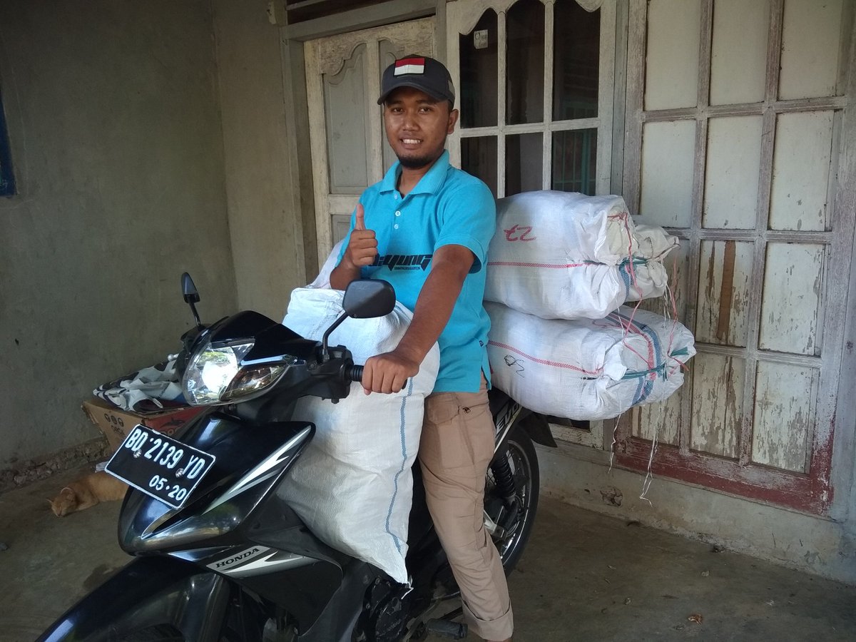 apriliansyah_id's tweet photo. Harta haram sudah seharusnya dijauhi. Artinya, kita tidak boleh mencari pekerjaan dari usaha yang haram. Jika terlanjur memilikinya, harus dicuci atau dibersihkan dari harta yang halal.
Semoga Allah berkahi usaha ini @amrgroup.id
.
.
#amr #apriliansyah #musirawas https://t.co/NVCuK4OosE