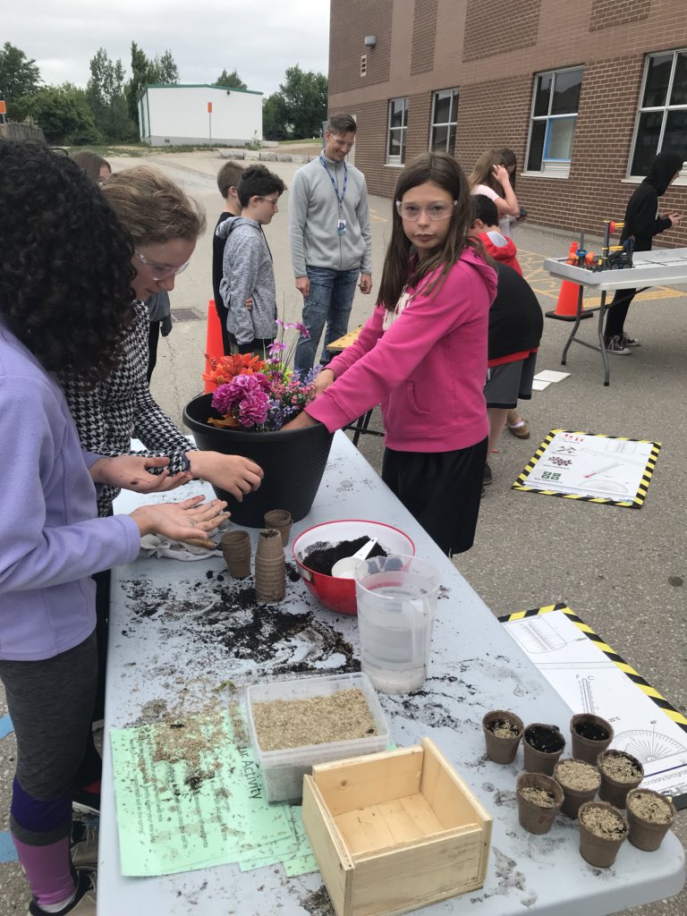 jademahwdsb's tweet photo. Another great day! @GuyBrown_HWDSB. Students understanding of Math and Science reinforced @HWDSBTrailer. Pathways explored and subject areas exposed when transitioning to high school. Super day 😀 https://t.co/90QCWBEaos