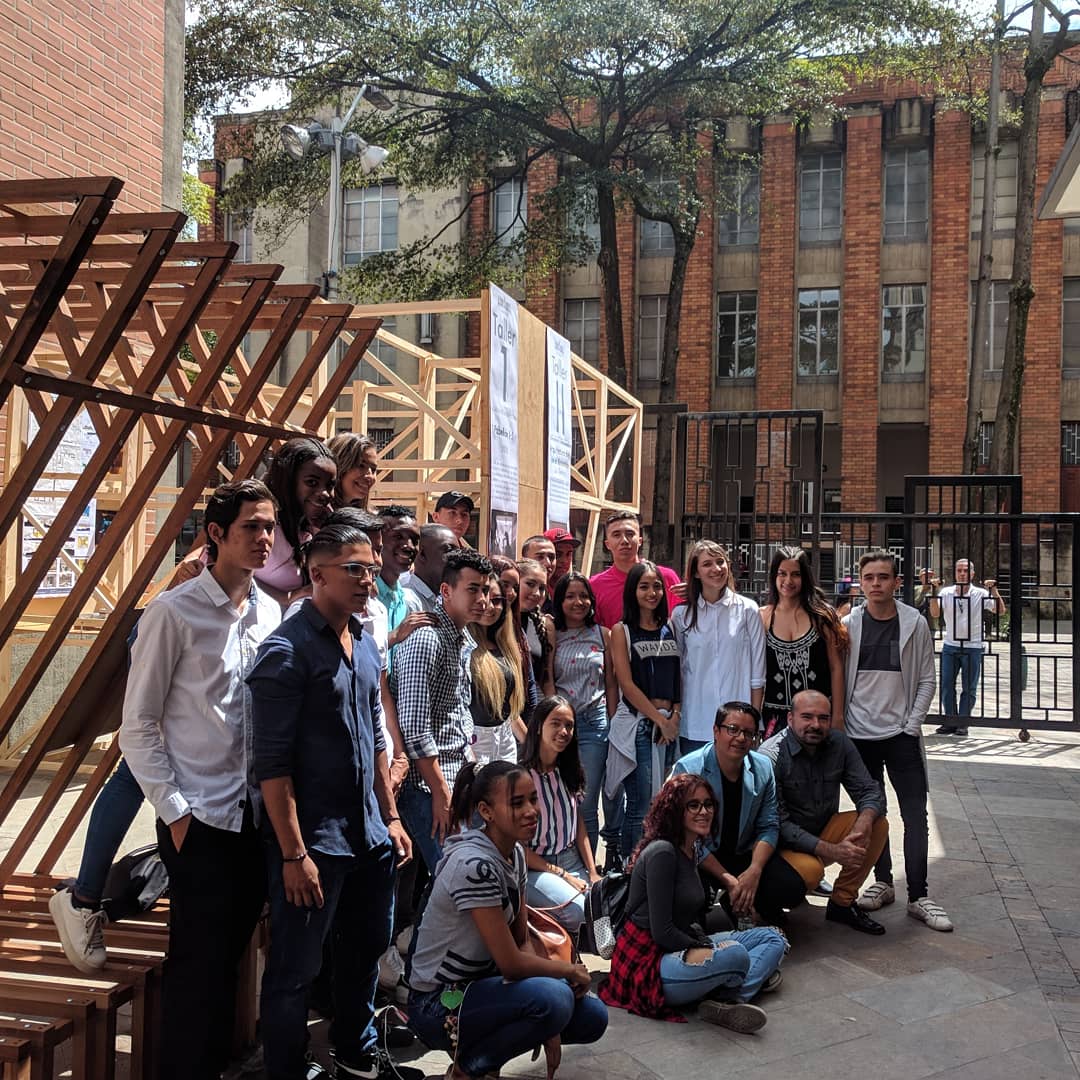 PerezJaramilloA's tweet photo. La Universidad Santo Tomás en el Centro - La Facultad en el Museo | @ustamedellin @museodantioquia
#Med_Lab
Jurados: Amalia Ramírez, Marco Aurelio Montes, John Octavio Ortíz, Víctor García, Juan David Bocanumenth, Anderson Ortiz (líder comunitario barrio La Cruz), entre otros. https://t.co/cgZvIz7jNZ