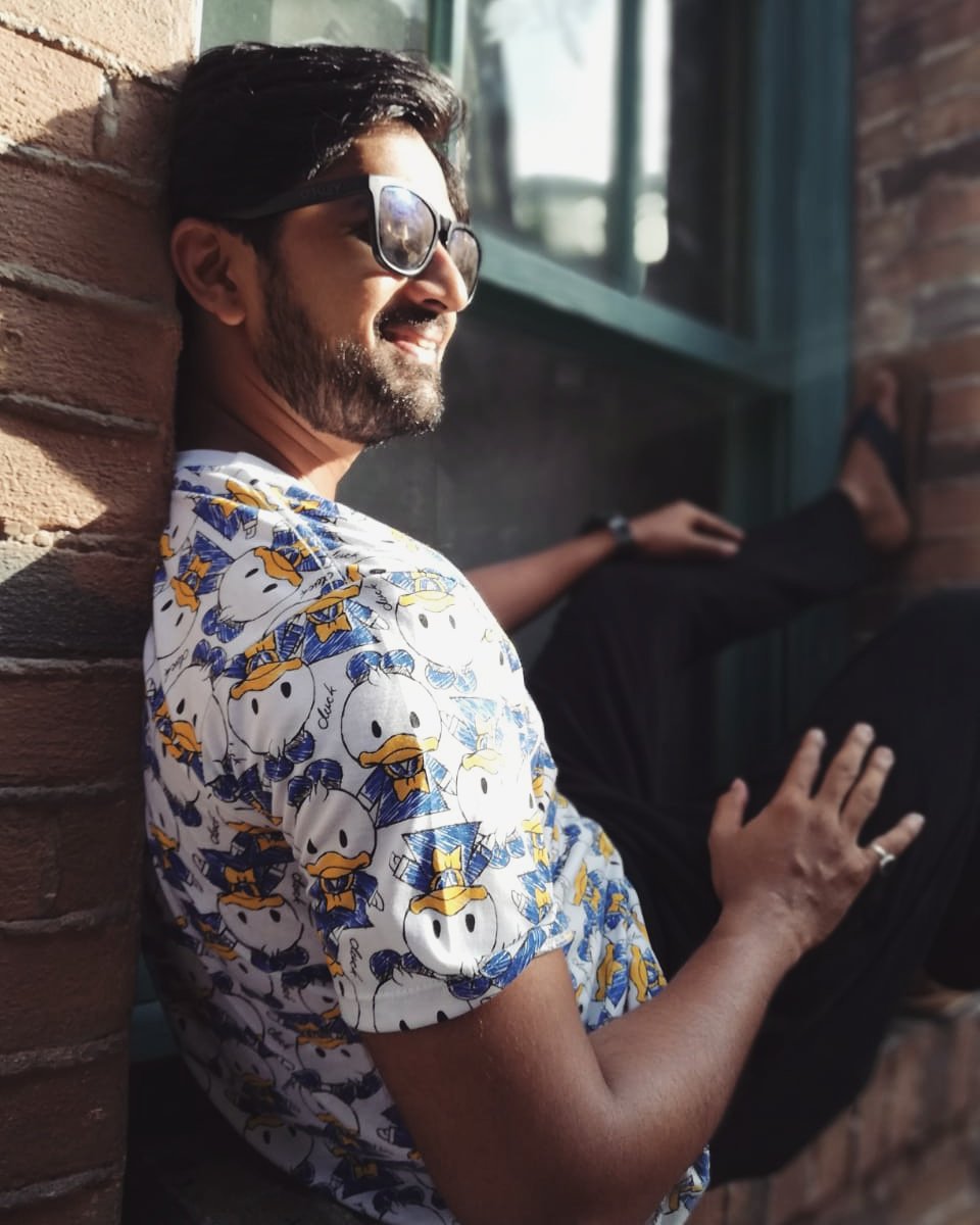 shashank_ketkar's tweet photo. Donald Duck sat on a wall. 🦆 https://t.co/zoAPKQXEW9