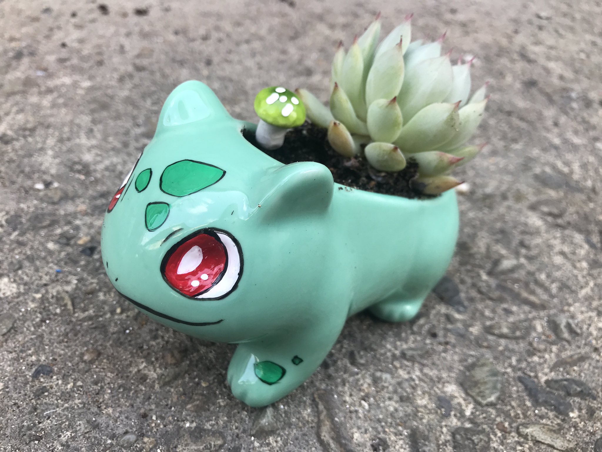 この緑色で猫の鉢 いや むしろフシギダネに見えるから塗ってみた 話題の画像プラス この緑色で猫の鉢 いや むしろフシギダネに見えるから塗ってみた 話題の画像プラス