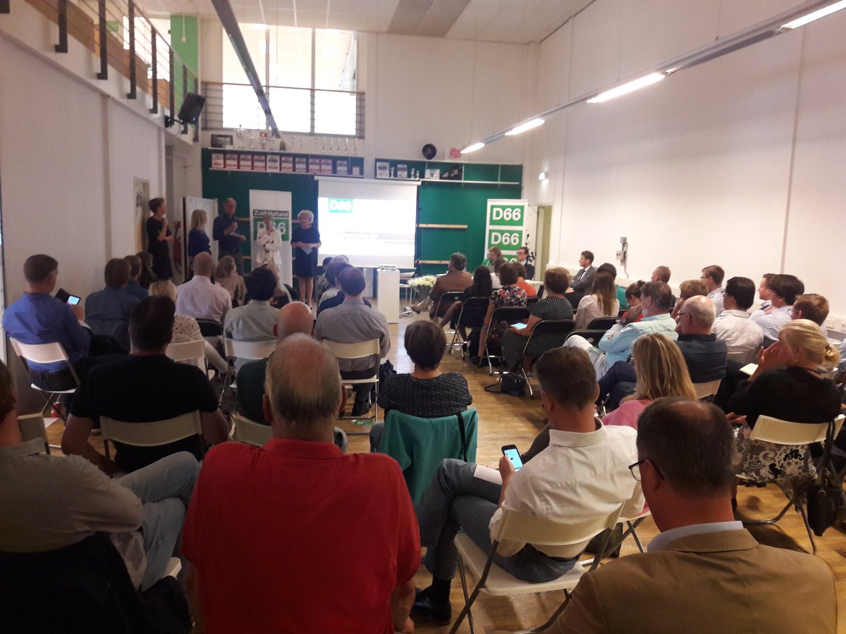 MariekevDoorn's tweet photo. Volle bak bij het Regiocongres van @D66DenHaag in het Haags Hiphop Centrum. Fractievoorzitter @OosteropRia geeft een terugkoppeling vanuit de Statenfractie met @JanelleBade @josinemeurs @annekewijbenga en @tonvanrijnberk (leuk hè Ton, zoveel vrouwen?! ;-) https://t.co/IlrxvAiHF6