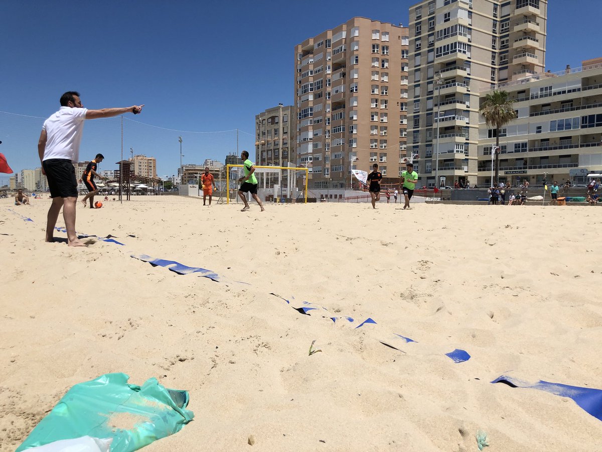 JavierRodri90's tweet photo. En Cadiz apoyando al Barbate CF fútbol playa en su disputa para la clasificación al Campeonato de Andalucía de fútbol playa a celebrar en Málaga. ⚽️ https://t.co/Flnfm8wWnv