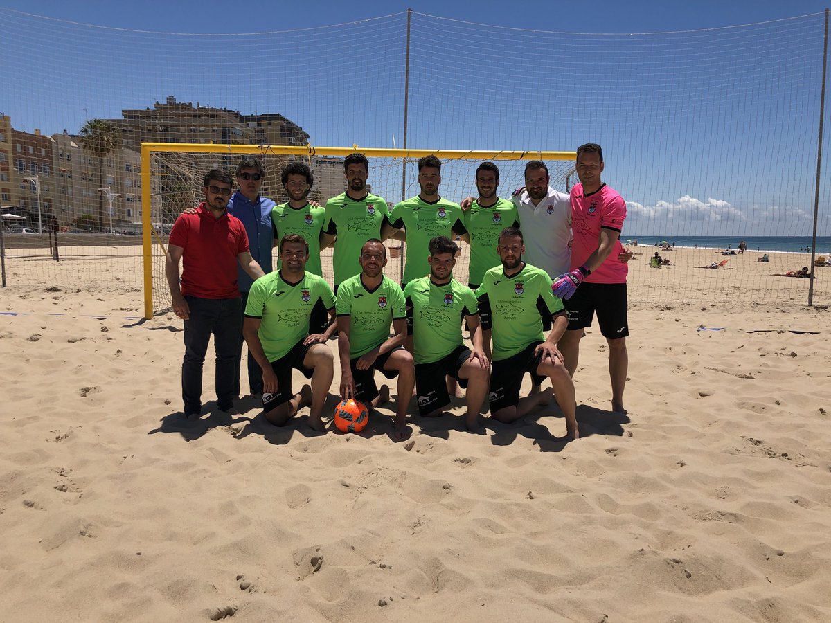 JavierRodri90's tweet photo. En Cadiz apoyando al Barbate CF fútbol playa en su disputa para la clasificación al Campeonato de Andalucía de fútbol playa a celebrar en Málaga. ⚽️ https://t.co/Flnfm8wWnv