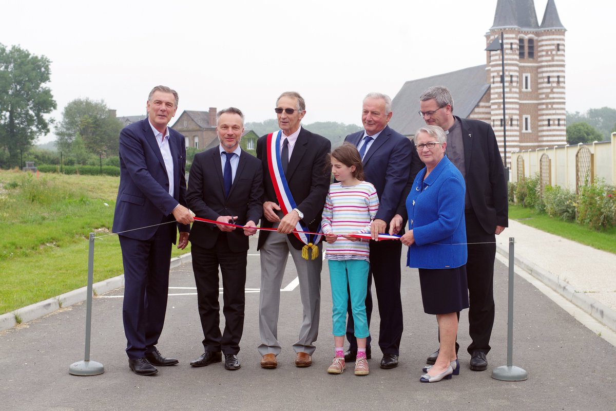 DanielDubois80's tweet photo. Inauguration de l'accès #PMR au parking de l'église et du cimetière de ma commune d'#Oneux. Un aménagement imposé par la loi mais qui répond à un besoin concret des habitants, notamment des seniors, et qui permet de rattacher le bourg à la nouvelle place du village 1/2 https://t.co/PfqjQsNnvR