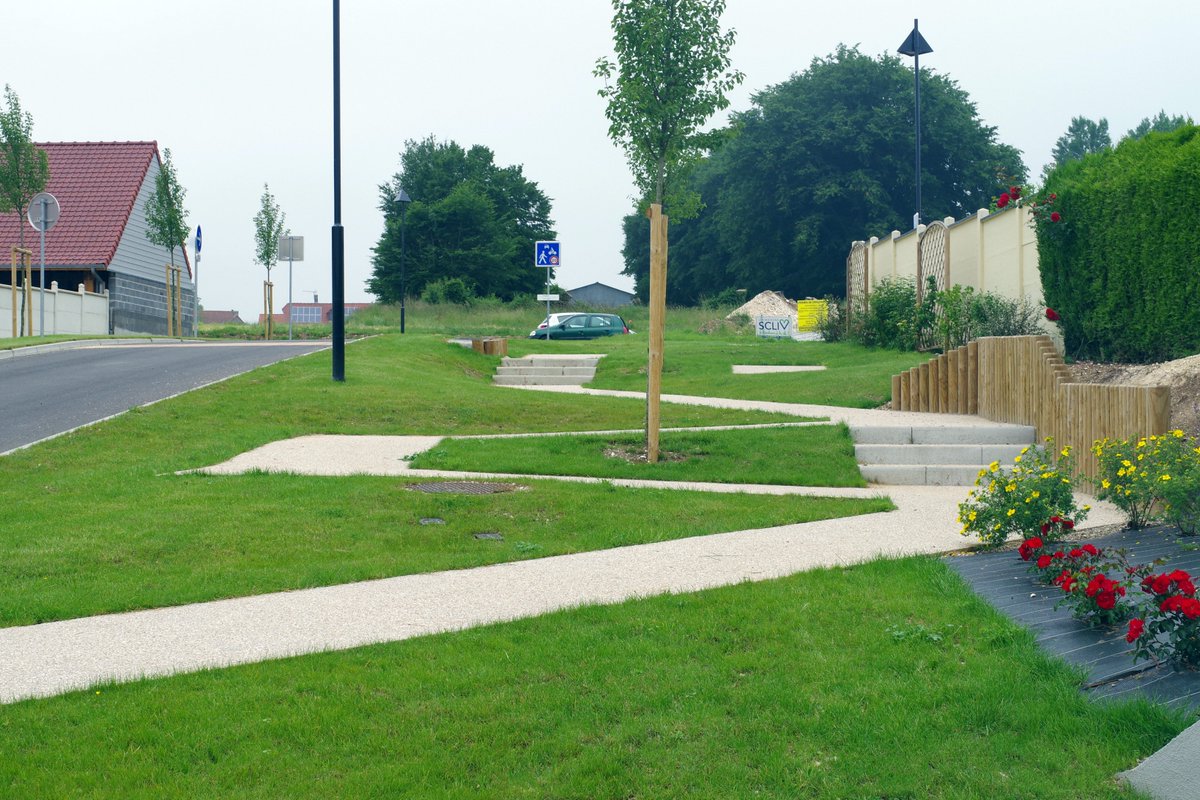 DanielDubois80's tweet photo. Inauguration de l'accès #PMR au parking de l'église et du cimetière de ma commune d'#Oneux. Un aménagement imposé par la loi mais qui répond à un besoin concret des habitants, notamment des seniors, et qui permet de rattacher le bourg à la nouvelle place du village 1/2 https://t.co/PfqjQsNnvR