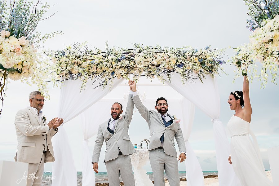 #OntheBlog: H &amp; R had been dating for five amazing years and when the time felt right, they sealed their love with this intimate multicultural #LGBTWedding in Mexico that will melt your heart!!! #GayDestinationWeddings #Equality #LoveisLove #SameSexWedding
jonathancossuphotographer.com/intimate-multi…