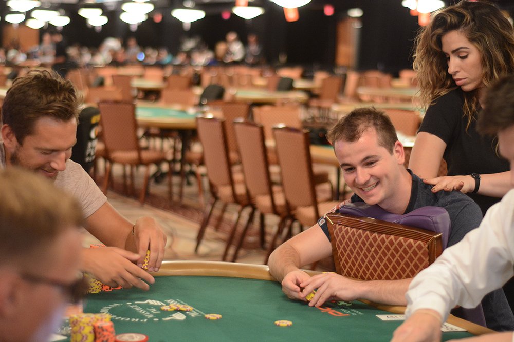 Winamax's tweet photo. A leur tour de vibrer ! Après l'exploit de @RomainLewis, @LeVietF0u et @ValueMerguez sont tout proches du bracelet sur l'#Event17 des @WSOP, 28 joueurs restants et des rêves 🇫🇷 plein la tête, reprise demain à midi heure locale > https://t.co/m0ZvUwEAS0 https://t.co/vncXoe4scQ