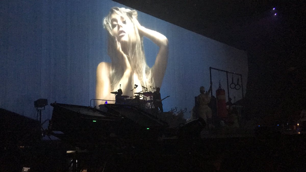 remdyls's tweet image. Donc ya un an j’allais voir la femme de ma vie la meilleure des queens MA FAV @ArianaGrande love u so fucking much ❤️❤️❤️ #dwtlyon