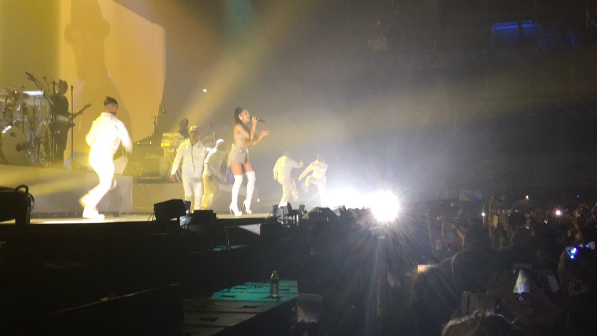 remdyls's tweet image. Donc ya un an j’allais voir la femme de ma vie la meilleure des queens MA FAV @ArianaGrande love u so fucking much ❤️❤️❤️ #dwtlyon