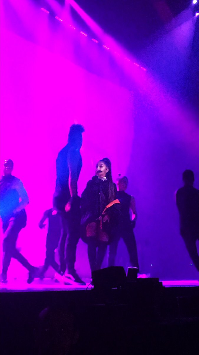 remdyls's tweet image. Donc ya un an j’allais voir la femme de ma vie la meilleure des queens MA FAV @ArianaGrande love u so fucking much ❤️❤️❤️ #dwtlyon