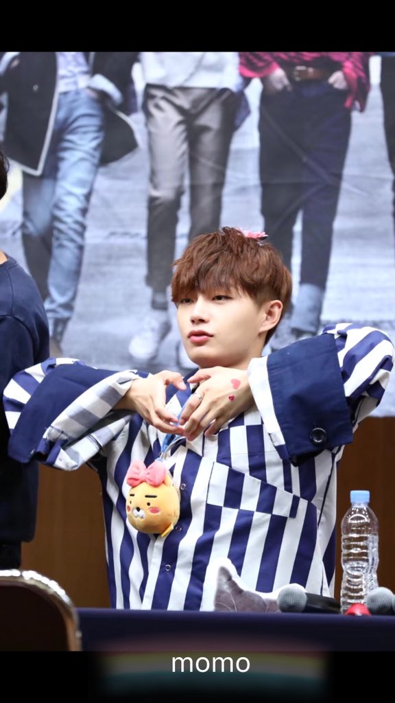 momo06hamin's tweet photo. #용국 #LONGGUO #김용국 
#CLOVER 

龙国教你怎么掰苹果🍎 https://t.co/jioG6T02zp