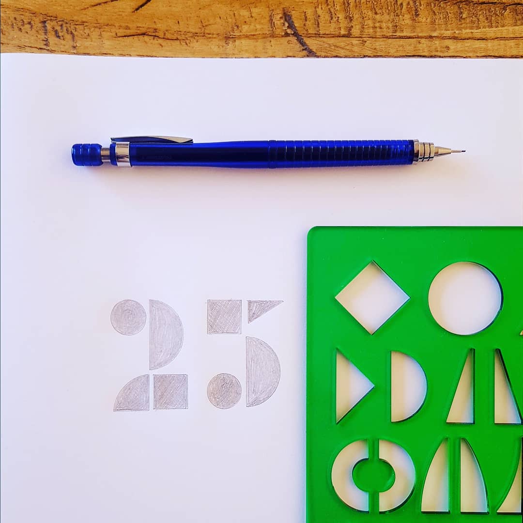 robertogamonal's tweet photo. 💥 Nueva plantilla basada en los tipos de plomo de Figuras Geométricas de la fundición José Iranzo.
👉 Disponible en https://t.co/jS4LlUmR2Y

#plantillatipografica #stenciltype
#modulartype https://t.co/mpHpQGitJY