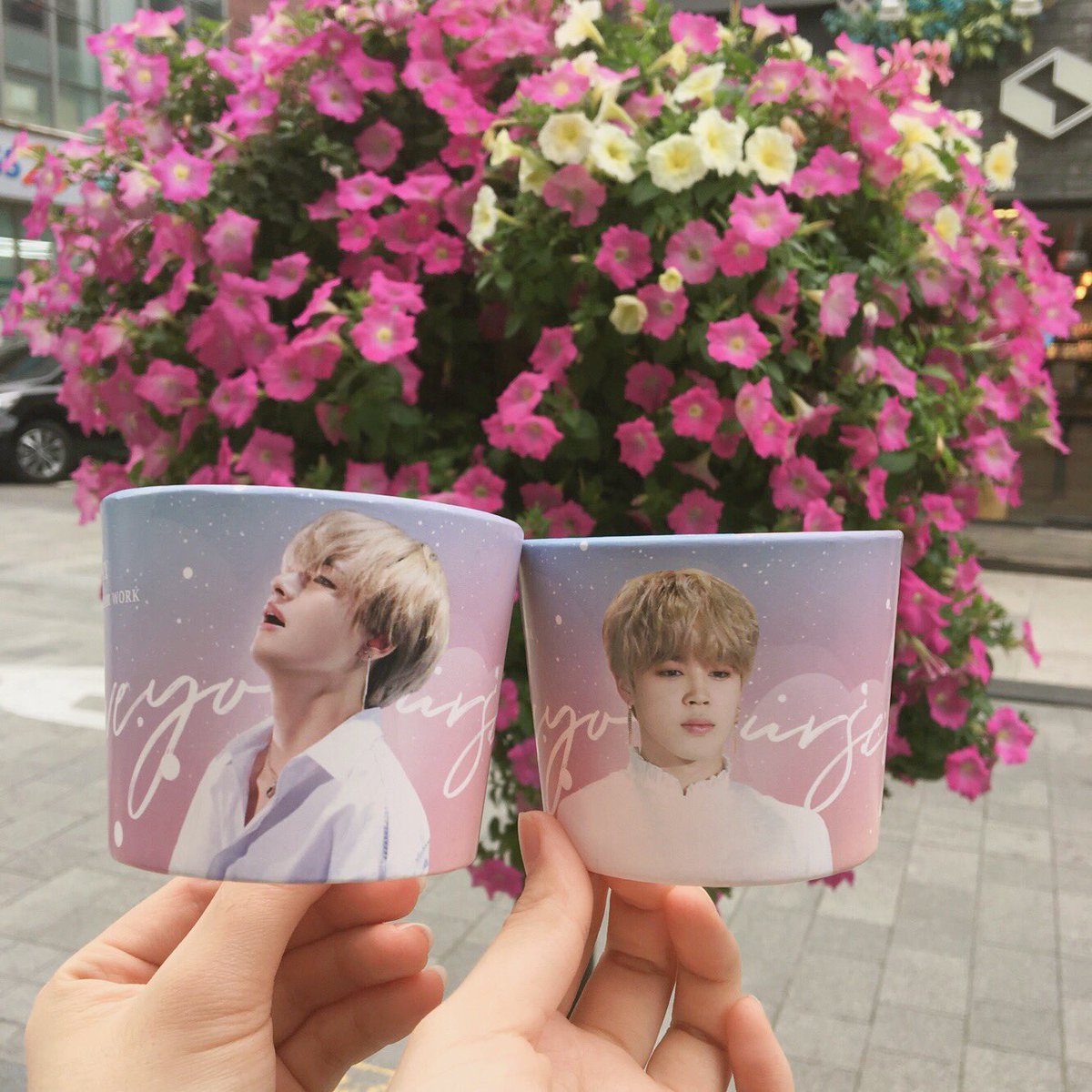_Janev_v's tweet photo. 너무너무 예뻐욤 ㅠㅁㅠ✨💜💖💜✨
컵홀더 드래곤볼 못해서 아쉬움 한가득,,, 소년단의 5주년을 축하합니다 🎵🎶

#해피방탄5주년
@BTS_twt 
@_nuna_V @Awhiteday0309 
@j_hopebox @morethanever_jk 
@_slowbutsteady https://t.co/GfdDqegke2